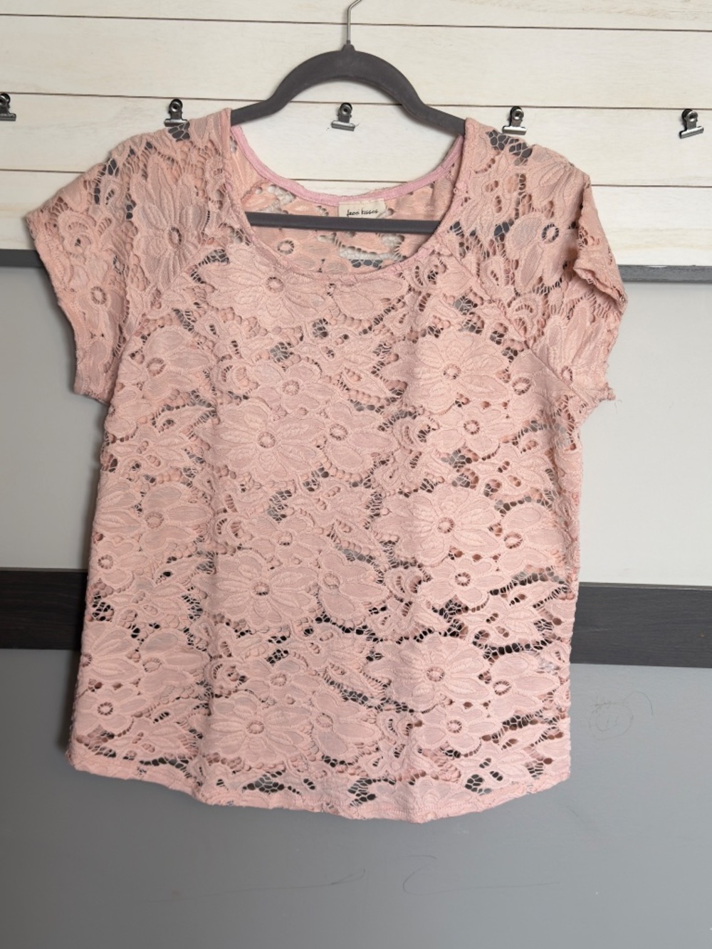 FREE KISSES light pink floral knit embroidered short sleeve size large